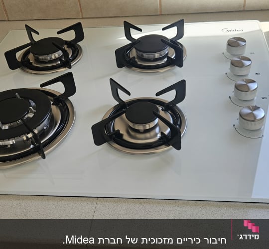כיריים גז עם ארבעה מבערים וכפתורי שליטה